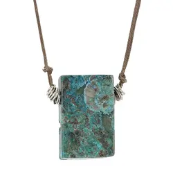 گردنبند فیروزه مصری طبیعی تراش مستطیلی با نقش و نگار خاص رنگ زیبا همراه بند چرم تخصصی سنگ درمانی