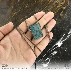 گردنبند فیروزه مصری طبیعی تراش مستطیلی با نقش و نگار خاص رنگ زیبا همراه بند چرم تخصصی سنگ درمانی