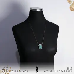 گردنبند فیروزه مصری طبیعی تراش مستطیلی با نقش و نگار خاص رنگ زیبا همراه بند چرم تخصصی سنگ درمانی