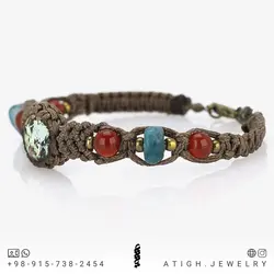 دستبند فیروزه نیشابوری با نقش نگار زیبا رنگ صد درصد طبیعی همراه کیانیت و عقیق سرخ معدنی بافت مکرومه دستساز بسیار زیبا و ظریف