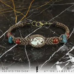 دستبند فیروزه نیشابوری با نقش نگار زیبا رنگ صد درصد طبیعی همراه کیانیت و عقیق سرخ معدنی بافت مکرومه دستساز بسیار زیبا و ظریف