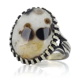 انگشتر مردانه عقیق باباقوری مردانه معدنی با نقش و نگار خاص تراش دامله رکاب سیاه قلم طراحی اسلیمی دور چنگ رنگ ثابت