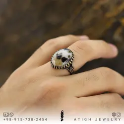 انگشتر مردانه عقیق باباقوری مردانه معدنی با نقش و نگار خاص تراش دامله رکاب سیاه قلم طراحی اسلیمی دور چنگ رنگ ثابت