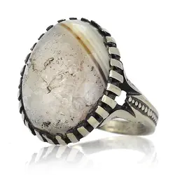 انگشتر عقیق سفید سلیمانی مردانه معدنی با نقش و نگار خاص تراش دامله رکاب سیاه قلم طراحی اسلیمی دور چنگ رنگ ثابت سایز 60 استاندارد