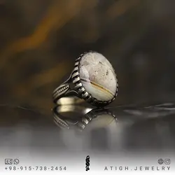 انگشتر عقیق سفید سلیمانی مردانه معدنی با نقش و نگار خاص تراش دامله رکاب سیاه قلم طراحی اسلیمی دور چنگ رنگ ثابت سایز 60 استاندارد