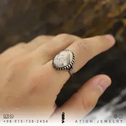 انگشتر عقیق سفید سلیمانی مردانه معدنی با نقش و نگار خاص تراش دامله رکاب سیاه قلم طراحی اسلیمی دور چنگ رنگ ثابت سایز 60 استاندارد