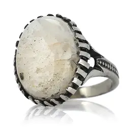 انگشتر عقیق سفید سلیمانی مردانه معدنی با نقش و نگار خاص تراش دامله رکاب سیاه قلم طراحی اسلیمی دور چنگ رنگ ثابت سایز 63 استاندارد