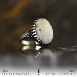 انگشتر عقیق سفید سلیمانی مردانه معدنی با نقش و نگار خاص تراش دامله رکاب سیاه قلم طراحی اسلیمی دور چنگ رنگ ثابت سایز 63 استاندارد
