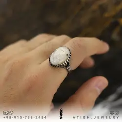 انگشتر عقیق سفید سلیمانی مردانه معدنی با نقش و نگار خاص تراش دامله رکاب سیاه قلم طراحی اسلیمی دور چنگ رنگ ثابت سایز 63 استاندارد