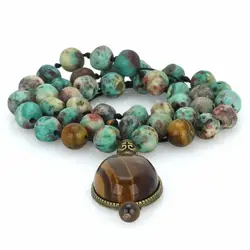 گردنبند فیروزه آفریقایی با نقش و نگار زیبا و چشم ببر معدنی فریم زردقلم چشم نظر بافت کشویی