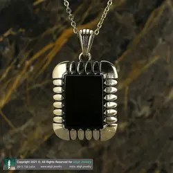 گردنبند عقیق سیاه معدنی تراش مستطیل فریم طلا روسی دور چنگ همراه زنجیر استیل یا بند چرمی