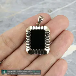 گردنبند عقیق سیاه معدنی تراش مستطیل فریم طلا روسی دور چنگ همراه زنجیر استیل یا بند چرمی