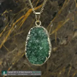 گردنبند کوارتز سبز زمردی بلور طبیعی همراه زنجیر استیل رنگ بسیار زیبا تخصصی چاکرای قلب