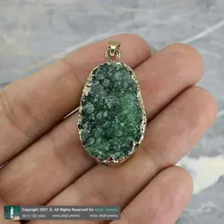گردنبند کوارتز سبز زمردی بلور طبیعی همراه زنجیر استیل رنگ بسیار زیبا تخصصی چاکرای قلب
