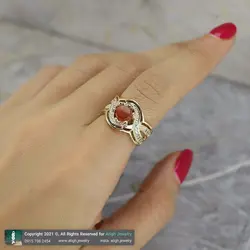 انگشتر عقیق سرخ معدنی خوشرنگ رکاب طلا روسی نگین کاری دور چنگ طرح بافت