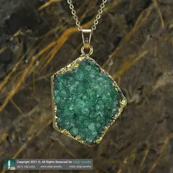 گردنبند کوارتز سبز زمردی بلور طبیعی همراه زنجیر استیل رنگ بسیار زیبا تخصصی چاکرای قلب تراش پنج ضلعی