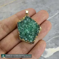 گردنبند کوارتز سبز زمردی بلور طبیعی همراه زنجیر استیل رنگ بسیار زیبا تخصصی چاکرای قلب تراش پنج ضلعی