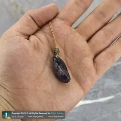 گردنبند آمتیست معدنی بسیار خوشرنگ تراش نامنظم سنگ درمانی تخصصی چاکرای هفتم با بند چرمی