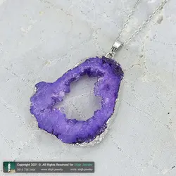 گردنبند ژئود آمتیست معدنی بسیار خوشرنگ بلور معدنی سنگ درمانی تخصصی چاکرای چشم سوم و تاج همراه زنجیر استیل