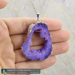 گردنبند ژئود آمتیست معدنی بسیار خوشرنگ بلور معدنی سنگ درمانی تخصصی چاکرای چشم سوم و تاج همراه زنجیر استیل