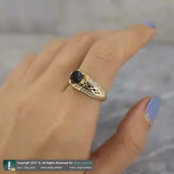 انگشتر عقیق سیاه معدنی تراش تخت رکاب طلا روس نگین کاری دور چنگ مزین به نگین های درخشان