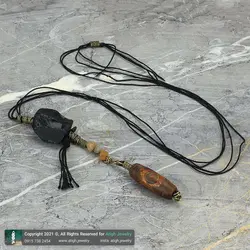 گردنبند مهره لول عقیق تبتی سوخته با نقوش خاص همراه تورمالین مشکی تراش نخورده و لابرادوریت و آونتورین تراش نامنظم معدنی