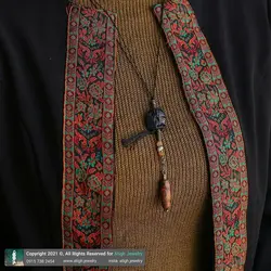گردنبند مهره لول عقیق تبتی سوخته با نقوش خاص همراه تورمالین مشکی تراش نخورده و لابرادوریت و آونتورین تراش نامنظم معدنی