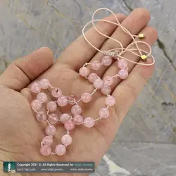 گردنبند کوارتز صورتی (رز کوارتز) معدنی رنگ خاص بافت گره ای انتها دو عدد حدید طلایی مکعبی