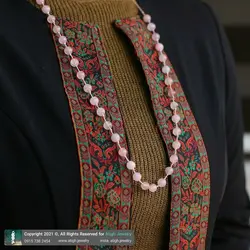 گردنبند کوارتز صورتی (رز کوارتز) معدنی رنگ خاص بافت گره ای انتها دو عدد حدید طلایی مکعبی