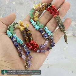 گردنبند هفت سنگ چاکرا معدنی تراش نامنظم و مهره تبتی عقیق دراگون طرح پر سری ۴ سنگ های قیمتی