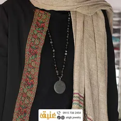 سینه ریز یشم خطی با حکاکی گود «حسین منی و انا من حسین» و عقیق سلیمانی ماداگاسکار معدنی بافت گره ای