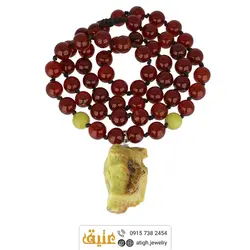 سینه ریز یونیک جاسپر زیتونی راف با نقش و نگار زیبا، عقیق سرخ مرغوب و شفاف و یشم معدنی بافت گره ای سنگ درمانی