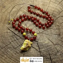 سینه ریز یونیک جاسپر زیتونی راف با نقش و نگار زیبا، عقیق سرخ مرغوب و شفاف و یشم معدنی بافت گره ای سنگ درمانی