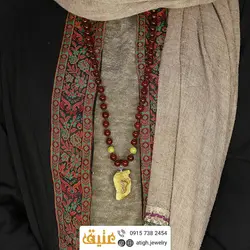سینه ریز یونیک جاسپر زیتونی راف با نقش و نگار زیبا، عقیق سرخ مرغوب و شفاف و یشم معدنی بافت گره ای سنگ درمانی