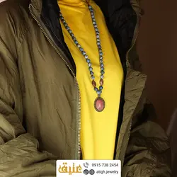 سینه ریز رودونیت مرغوب و سرپنتین آبی مات همراه با دو قطعه رودونیت تراش بیضی معدنی بافت گره ای