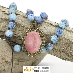 سینه ریز رودونیت مرغوب و سرپنتین آبی مات همراه با دو قطعه رودونیت تراش بیضی معدنی بافت گره ای