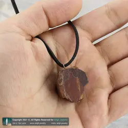 گردنبند چشم ببر راف ( تراش نخورده) معدنی ماهگونی با نقوش خاص همراه بند چرمی تخصصی چاکرا 2 و 3