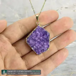 گردنبند آمتیست بلور معدنی تراش ۵ ضلعی بسیار خوشرنگ سنگ درمانی همراه زنجیر استیل
