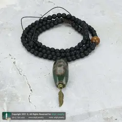 سینه ریز مهره تبتی عقیق اژدها (دراگون) سبز تیره با نقش خاص همراه تک مهره چشم ببر و انیکس مات معدنی بافت کشویی