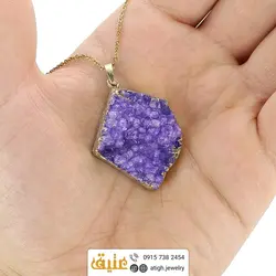 گردنبند آمتیست بلور معدنی تراش ۵ ضلعی بسیار خوش رنگ سنگ درمانی همراه زنجیر استیل