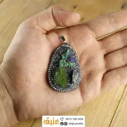گردنبند آزوریت مالاکیت راف بستر سنگ جت (jet) بلور معدنی با خزه‌های تزئینی همراه زنجیر استیل