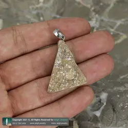 گردنبند پیریت تراش مثلث معدنی سنگ درمانی بسیار خوشرنگ همراه با زنجیر استیل