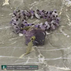 سینه ریز فلورین سبز و بنفش راف (تراش نخورده) همراه آمتیست نامنظم معدنی خوشرنگ بافت گره ای طرح پر