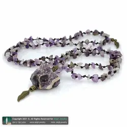 سینه ریز آمتیست راف (تراش نخورده) با رگه های سفید بسیار زیبا همراه آمتیست نامنظم معدنی بافت گره ای طرح پر