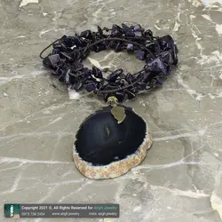 سینه ریز اسلایس عقیق مشکی سلیمانی همراه دلربا سرمه ای تراش نامنظم معدنی خاص بافت گره ای طرح پر