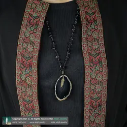 سینه ریز اسلایس عقیق مشکی سلیمانی همراه دلربا سرمه ای تراش نامنظم معدنی خاص بافت گره ای طرح پر