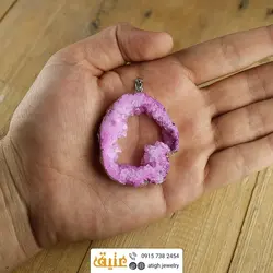 گردنبند ژئود سنگ کوارتز صورتی (رز کوارتز) معدنی بلور طبیعی سنگ درمانی تخصصی چاکرای چهارم همراه زنجیر استیل