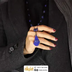 سینه ریز لاجورد افغان معدنی بسیار مرغوب تراش نامنظم و هلی بافت گره ای رومانتویی