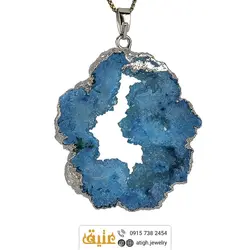 گردنبند ژئود کوارتز آبی معدنی منحصر به فرد درشت بلور طبیعی سنگ درمانی تخصصی چاکرای گلو و پیشانی همراه زنجیر استیل