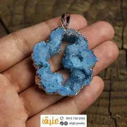 گردنبند ژئود کوارتز آبی معدنی منحصر به فرد درشت بلور طبیعی سنگ درمانی تخصصی چاکرای گلو و پیشانی همراه زنجیر استیل